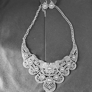 Necklace & earring set